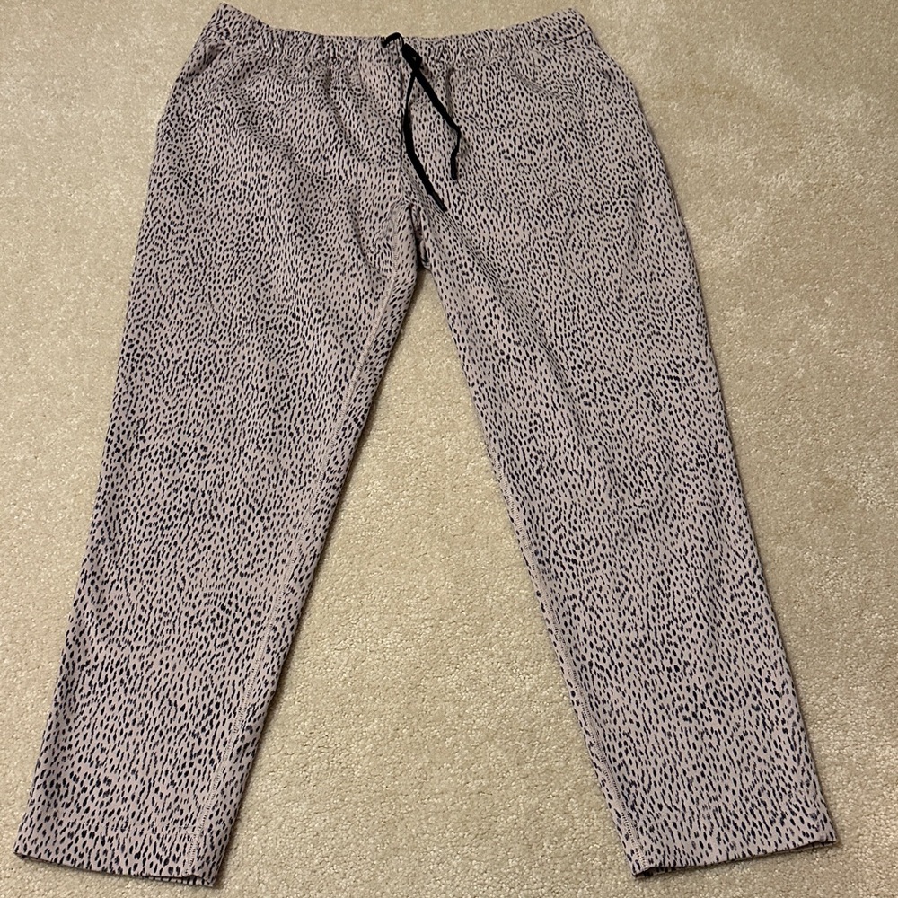 Lululemon graphic cropped workout pants light pink/black 4 pockets 32” waist